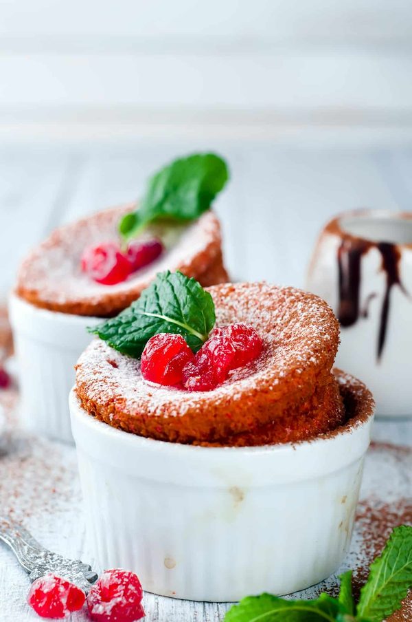 Comment concocter un soufflé glacé au Grand Marnier pour un dessert raffiné ?