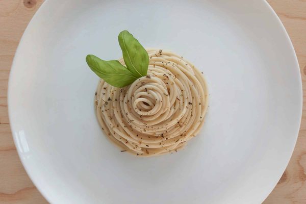 Comment cuisiner des plats de pâtes complètes avec des légumes pour un repas équilibré?
